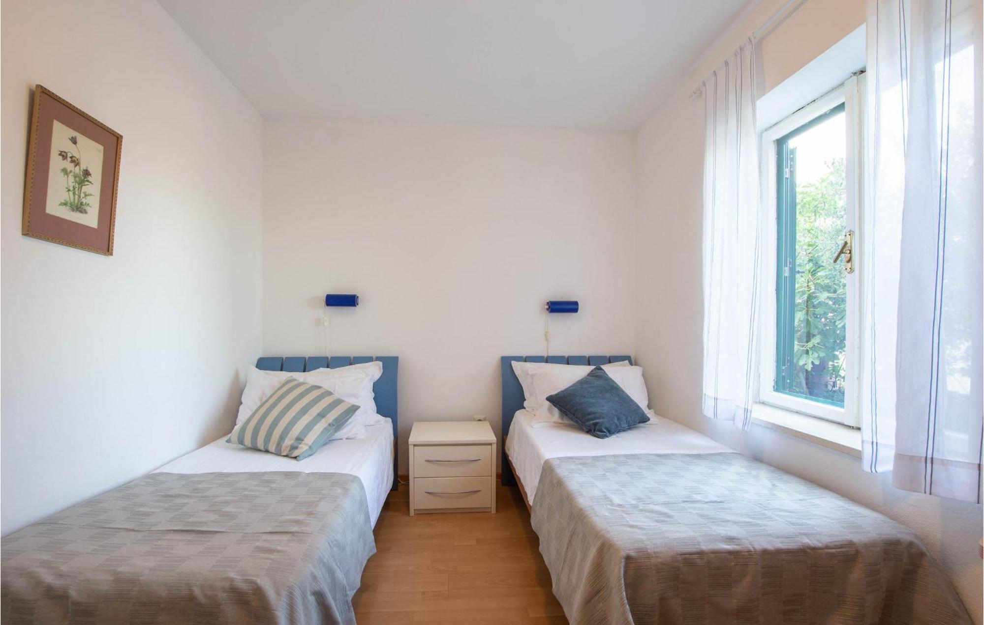 Cozy Home In Postira With Kitchen Εξωτερικό φωτογραφία
