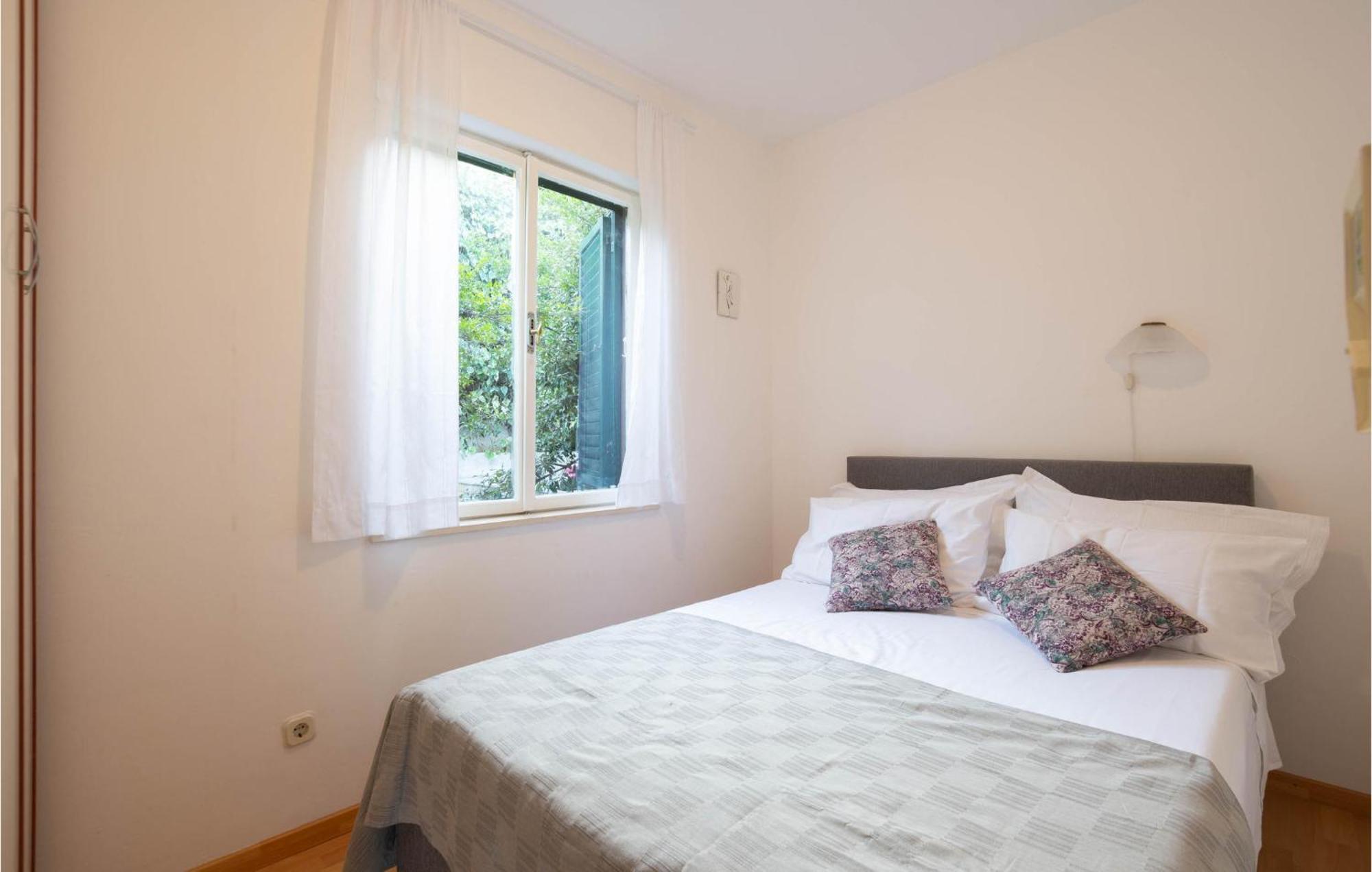 Cozy Home In Postira With Kitchen Εξωτερικό φωτογραφία