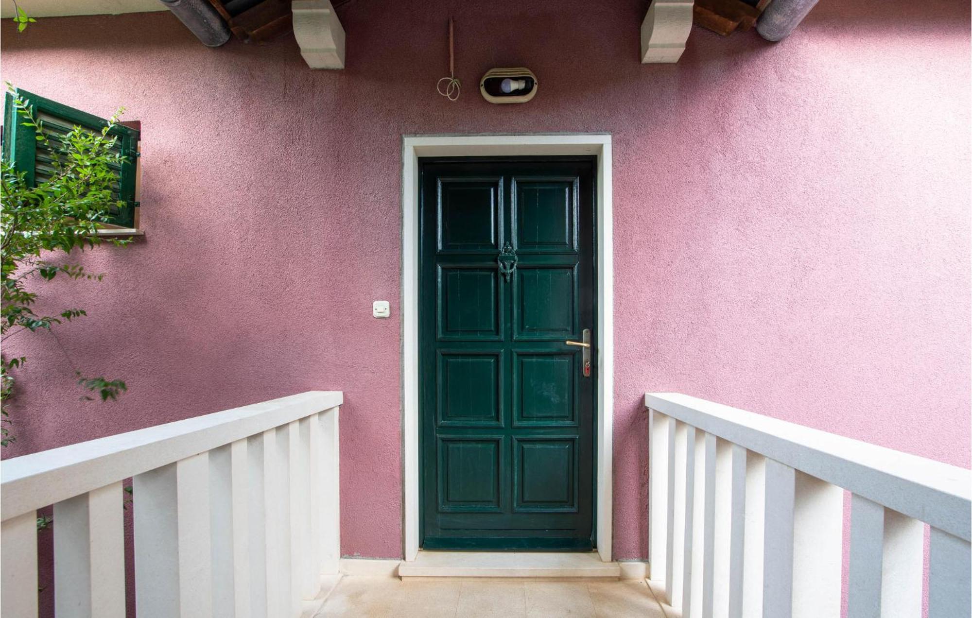 Cozy Home In Postira With Kitchen Εξωτερικό φωτογραφία