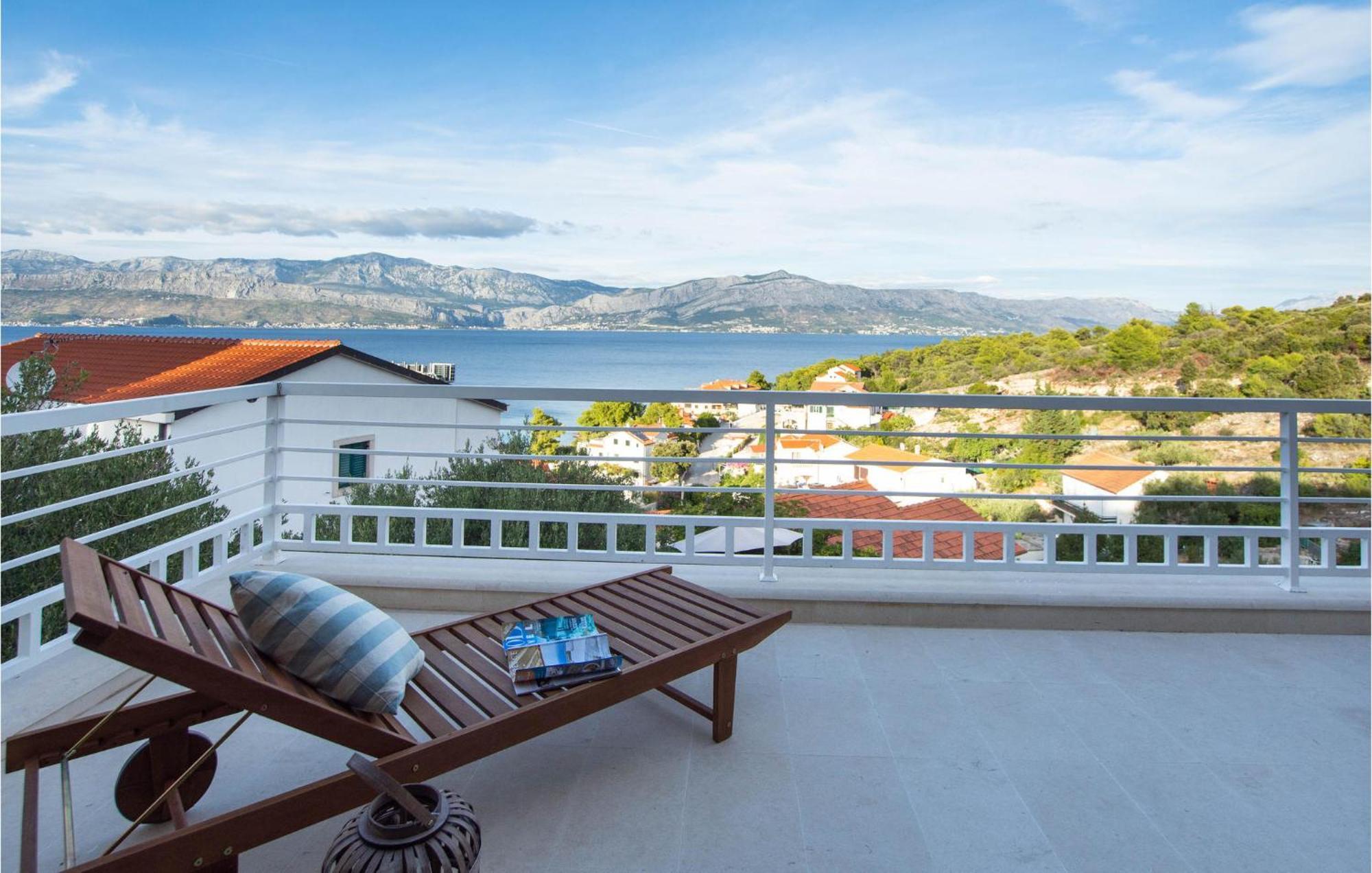 Cozy Home In Postira With Kitchen Εξωτερικό φωτογραφία