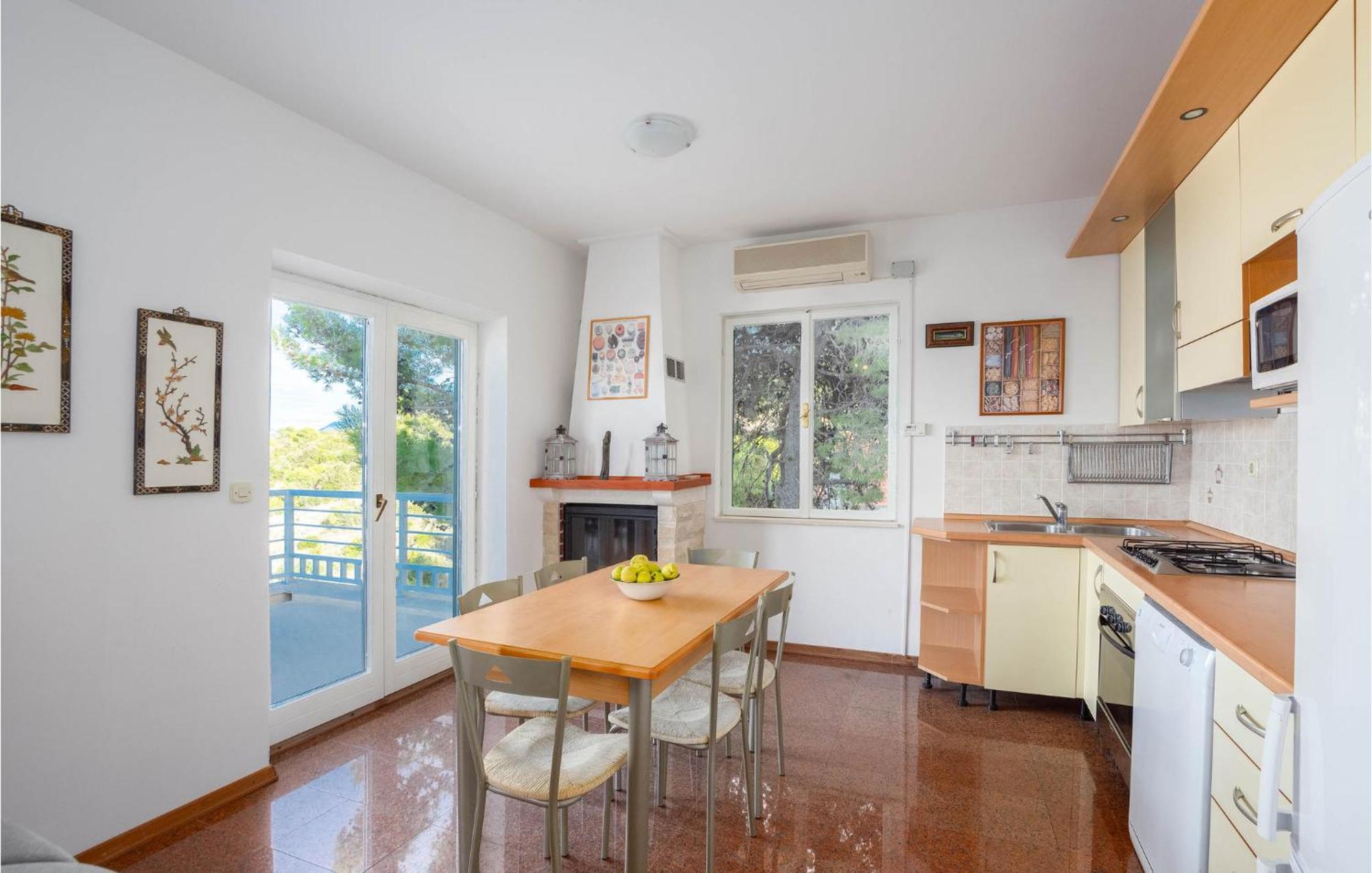 Cozy Home In Postira With Kitchen Εξωτερικό φωτογραφία