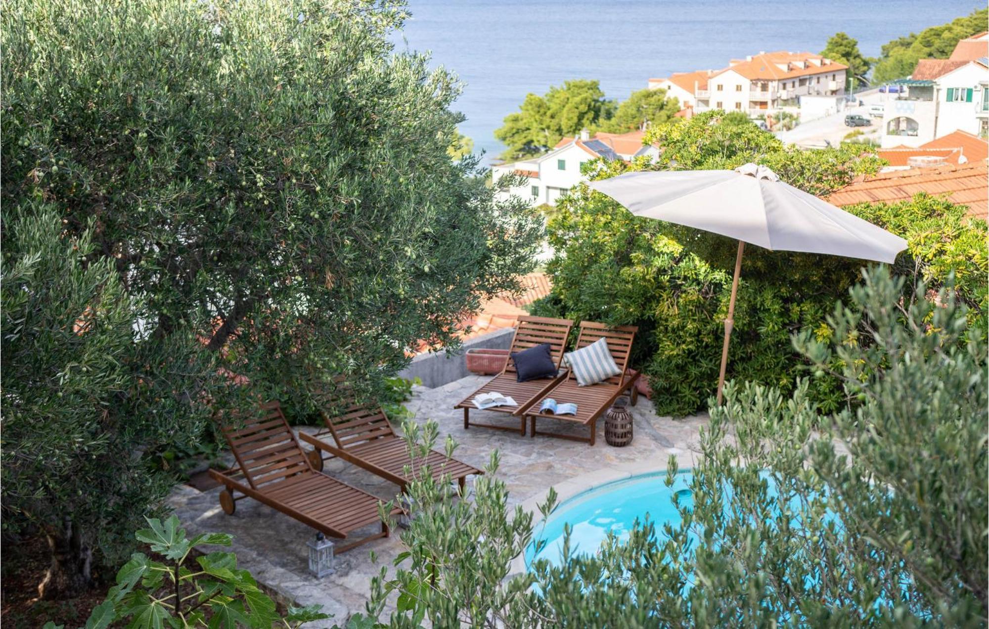 Cozy Home In Postira With Kitchen Εξωτερικό φωτογραφία