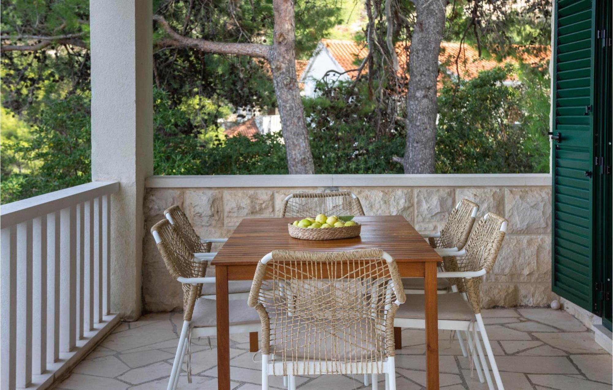 Cozy Home In Postira With Kitchen Εξωτερικό φωτογραφία