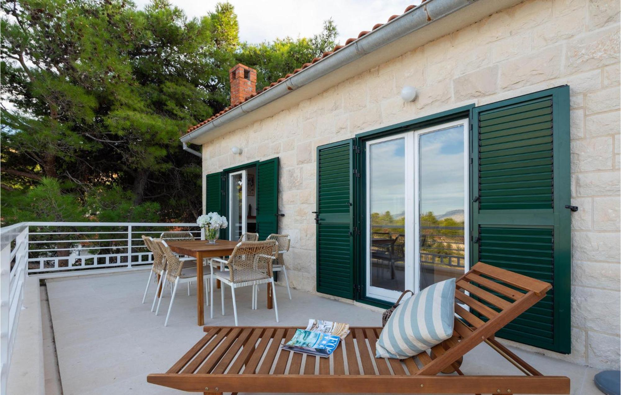 Cozy Home In Postira With Kitchen Εξωτερικό φωτογραφία