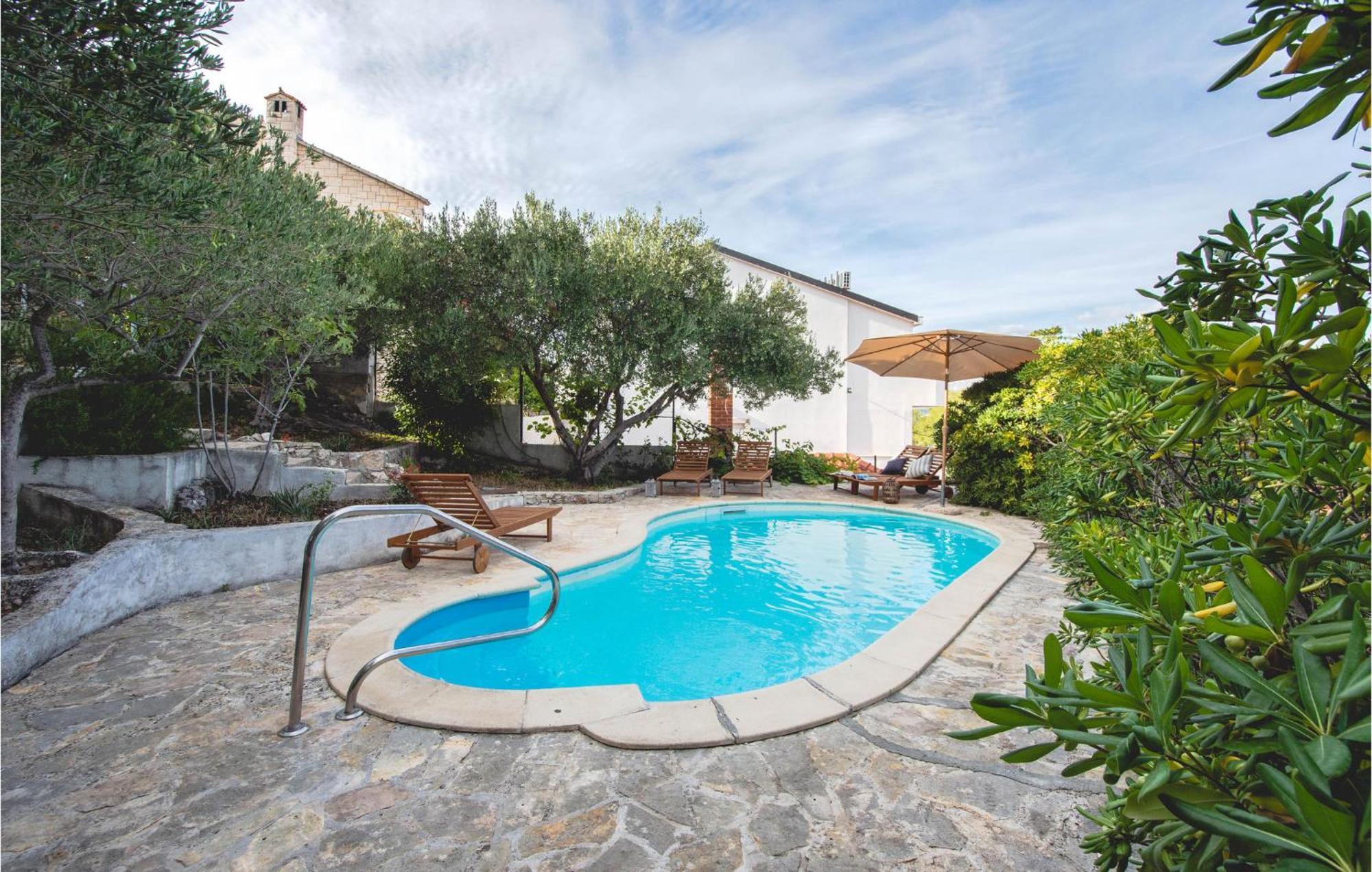 Cozy Home In Postira With Kitchen Εξωτερικό φωτογραφία