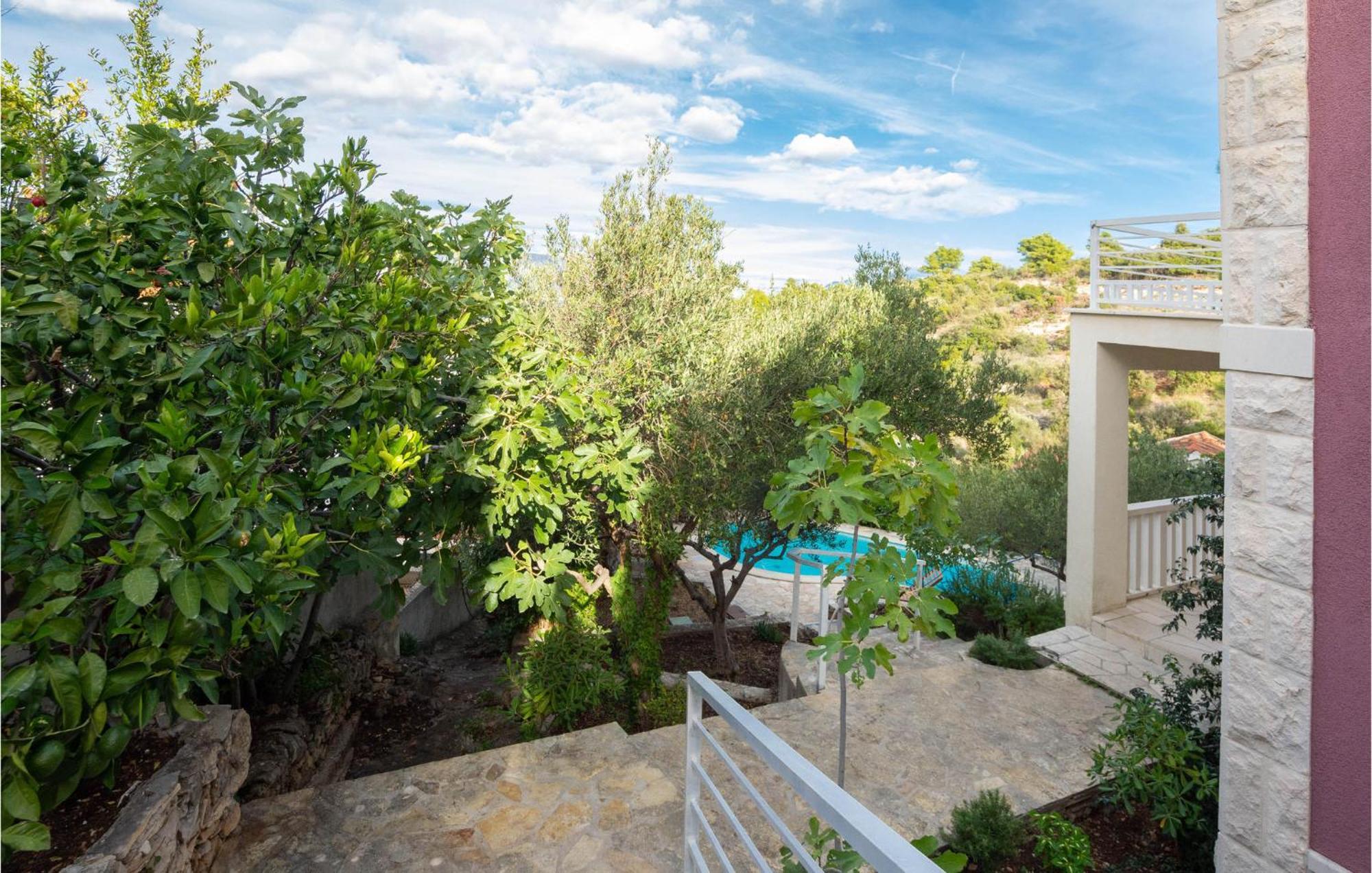 Cozy Home In Postira With Kitchen Εξωτερικό φωτογραφία