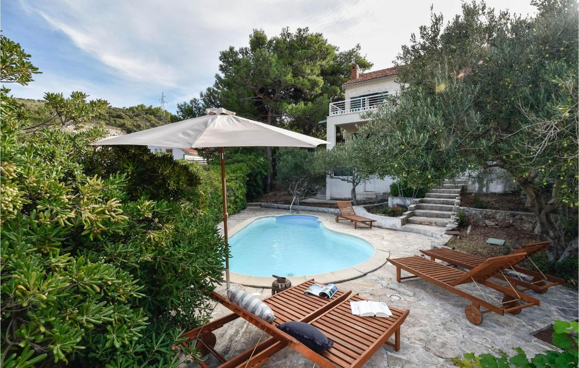Cozy Home In Postira With Kitchen Εξωτερικό φωτογραφία