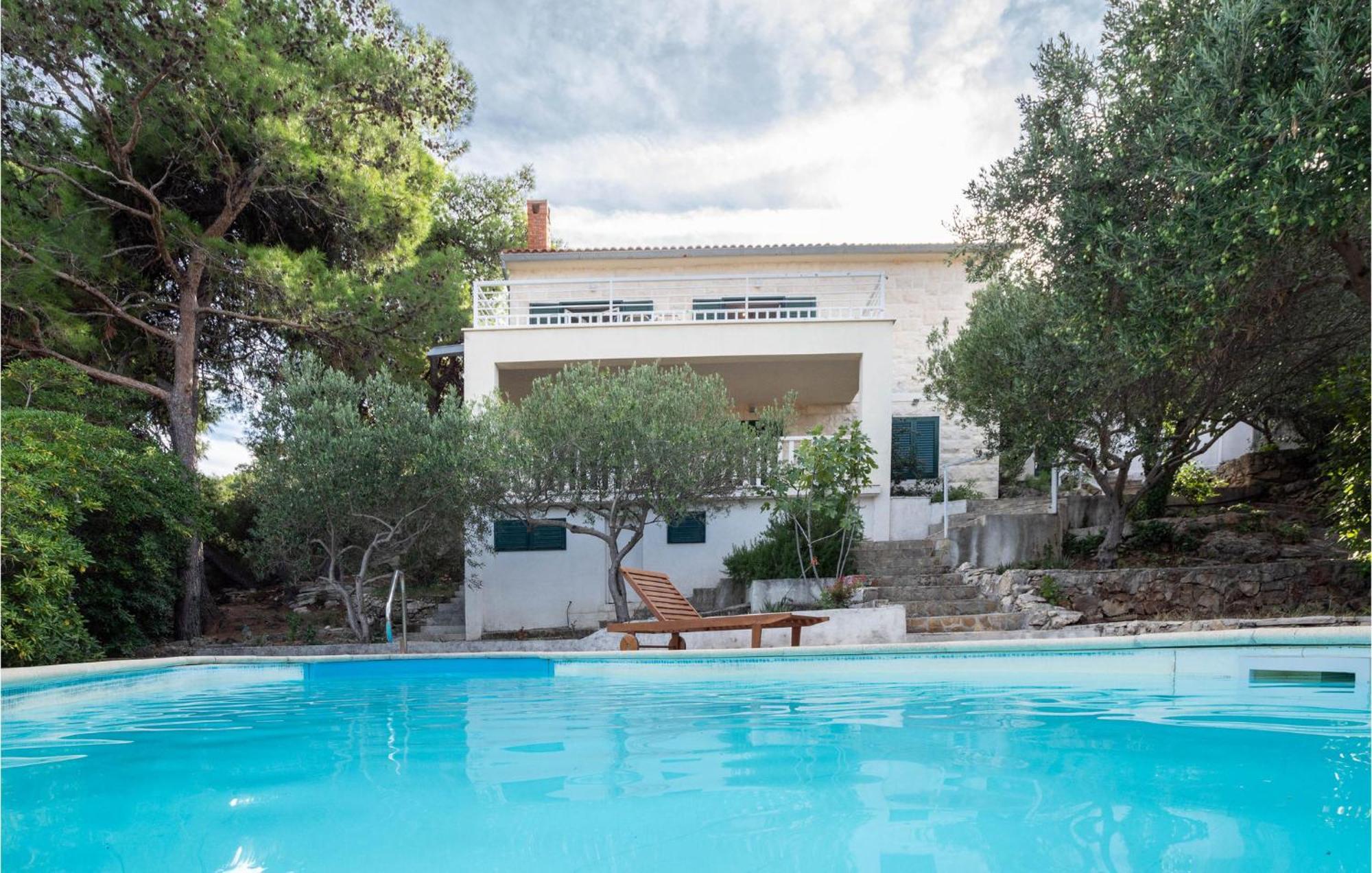 Cozy Home In Postira With Kitchen Εξωτερικό φωτογραφία