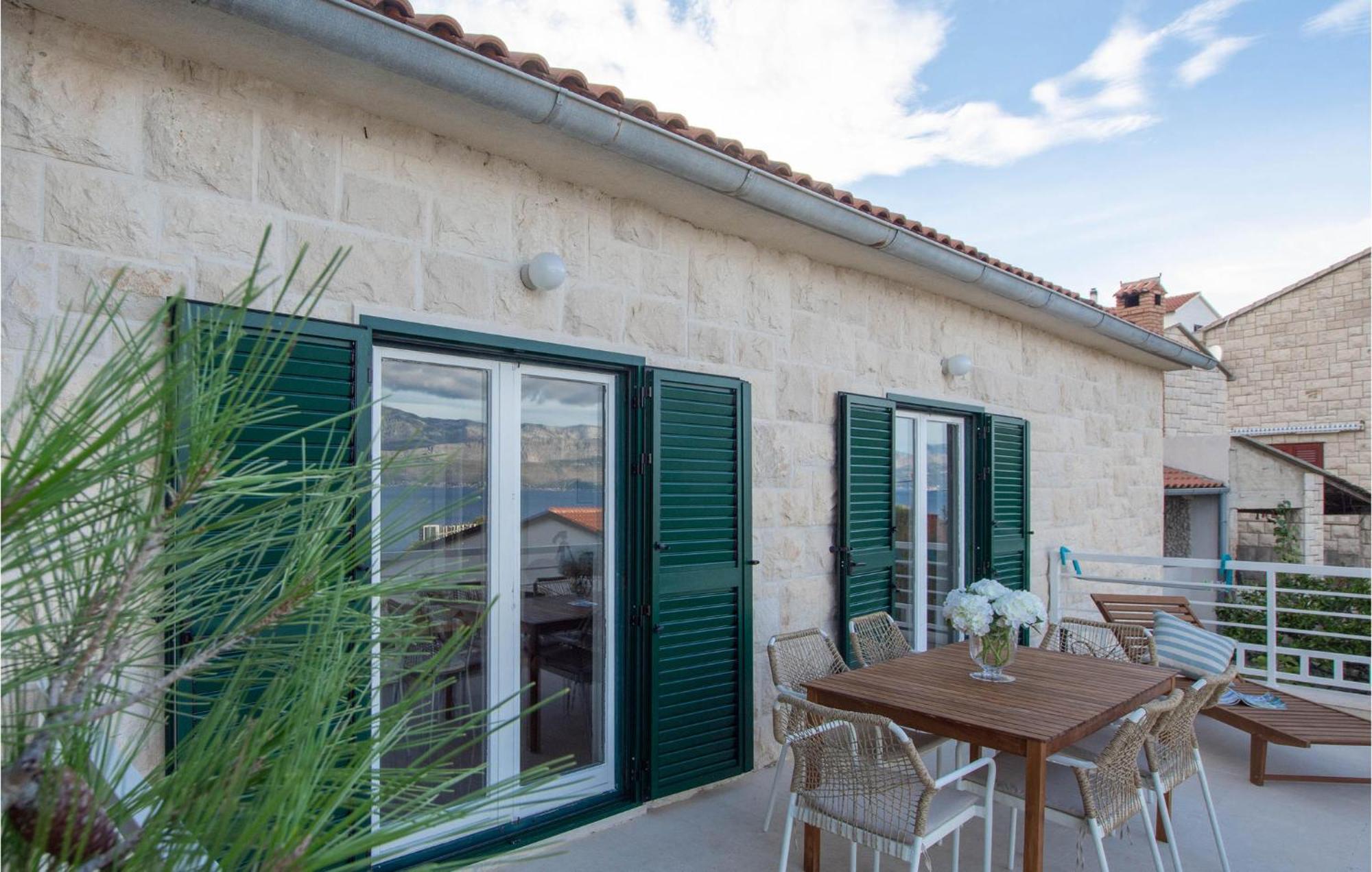 Cozy Home In Postira With Kitchen Εξωτερικό φωτογραφία